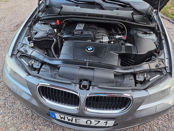 BMW 318i 3 of 5