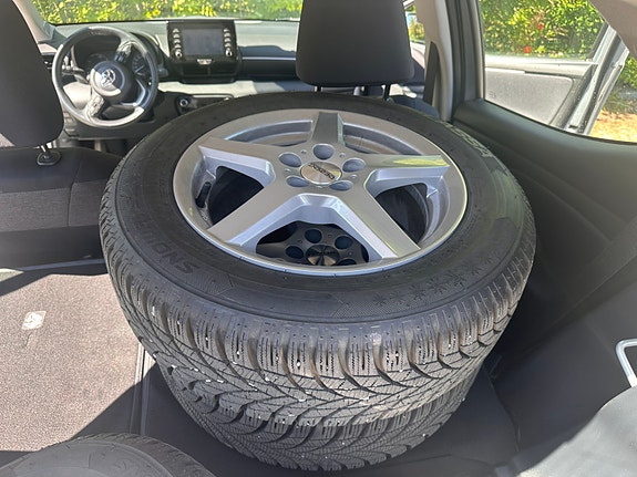 Toyota Yaris 10 of 12