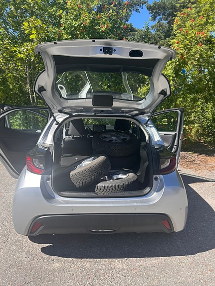 Toyota Yaris 9 of 12