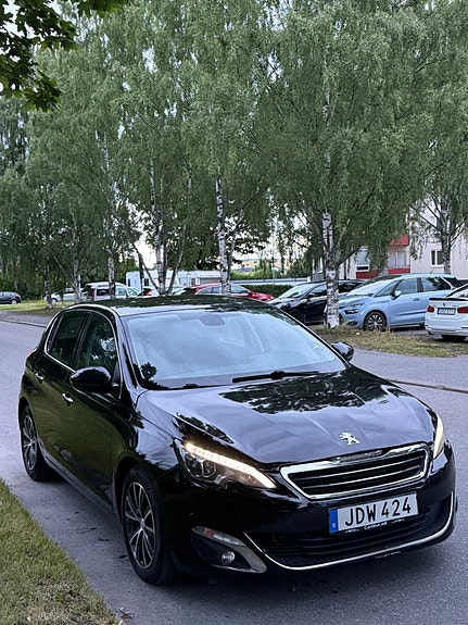 Peugeot 308 2 of 5