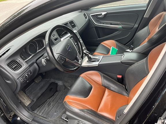 Volvo V60 Cross Country 4 of 5
