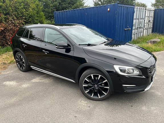 Volvo V60 Cross Country 2 of 5