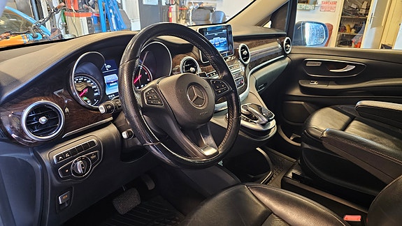 Mercedes-Benz V220 d 3 of 5