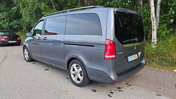 Mercedes-Benz V220 d 2 of 5