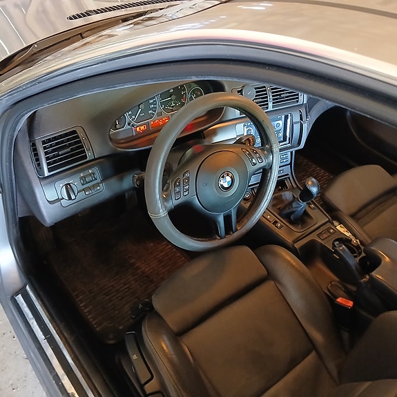 BMW 318i 4 of 5