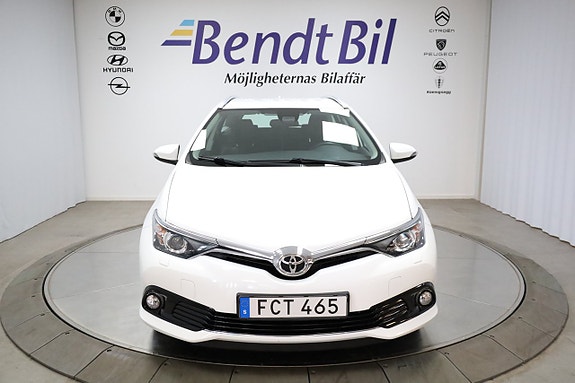 Toyota Auris 2 of 5