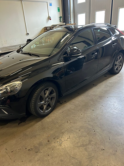 Volvo V40 Cross Country 2 of 5