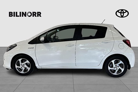 Toyota Yaris 3 of 5