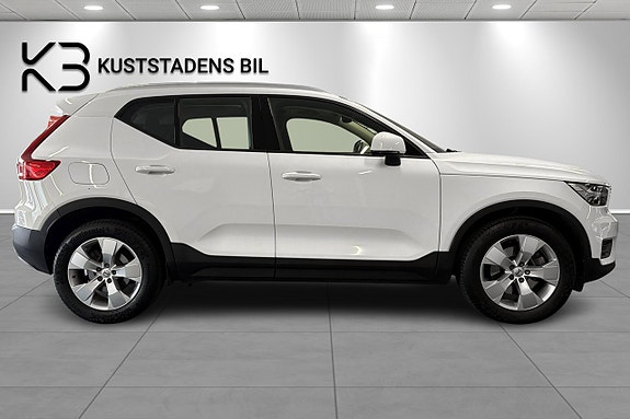 Volvo XC40 2 of 5