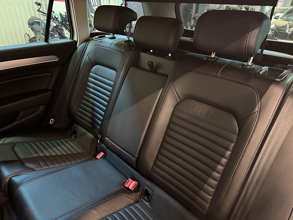 Volkswagen Passat Alltrack 13 of 17