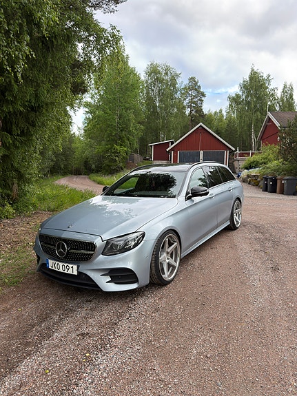 Mercedes-Benz E220 3 of 5