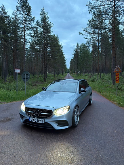 Mercedes-Benz E220 4 of 5