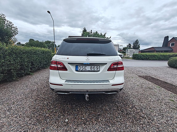 Mercedes-Benz ML350 3 of 11