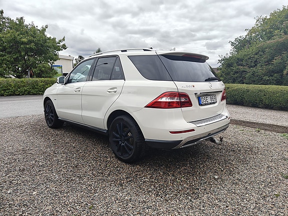 Mercedes-Benz ML350 5 of 11