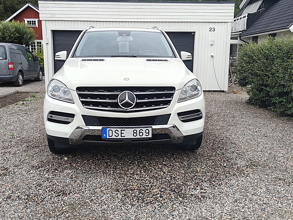 Mercedes-Benz ML350 2 of 11