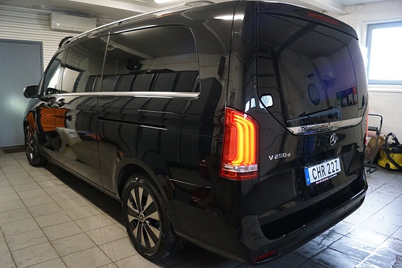 Mercedes-Benz V250 3 of 5
