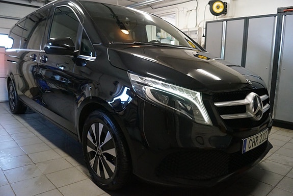 Mercedes-Benz V250 2 of 5