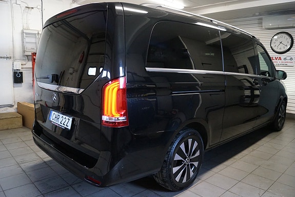 Mercedes-Benz V250 4 of 5