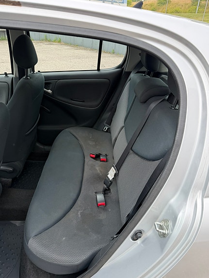 Toyota Yaris 5 of 8