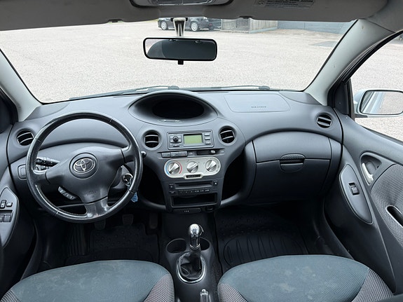 Toyota Yaris 4 of 8