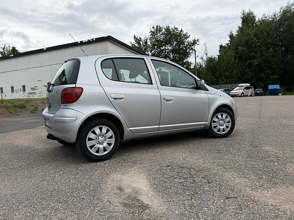 Toyota Yaris 7 of 8