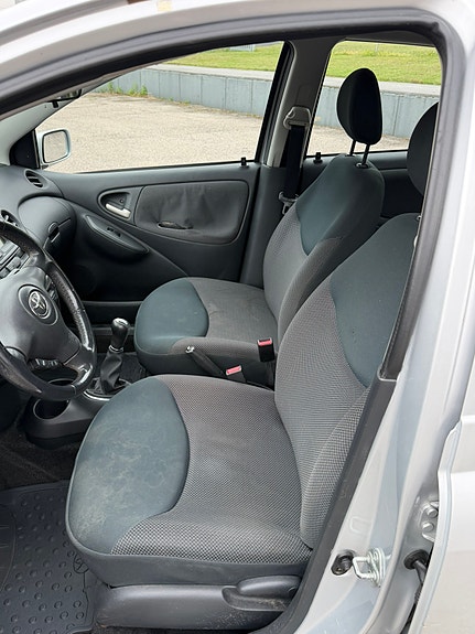 Toyota Yaris 3 of 8