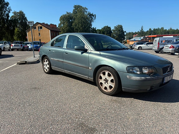 Volvo S60 2 of 5