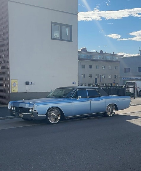 Lincoln Continental 2 of 5