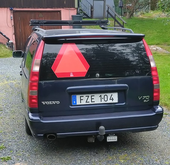 Volvo V70 2 of 8