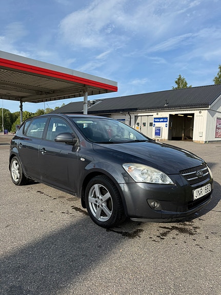 Kia Ceed 2 of 5