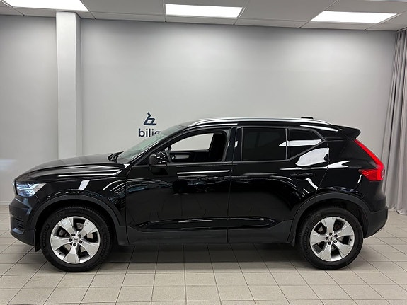 Volvo XC40 2 of 5