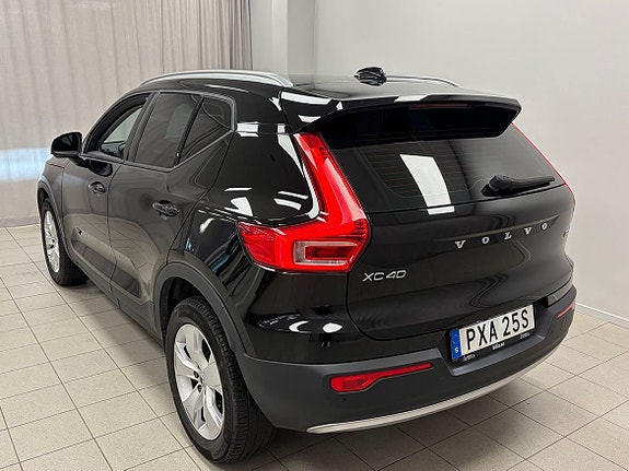 Volvo XC40 3 of 5