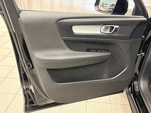Volvo XC40 5 of 5