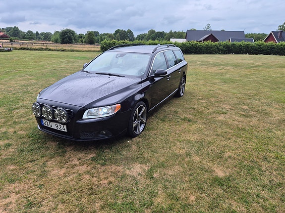 Volvo V70 2 of 6