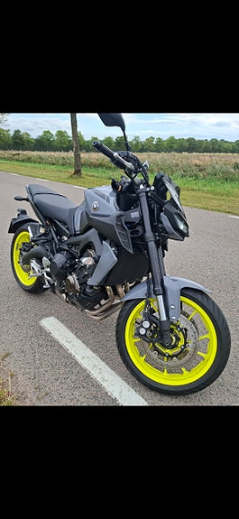 Yamaha MT-09 3 of 6