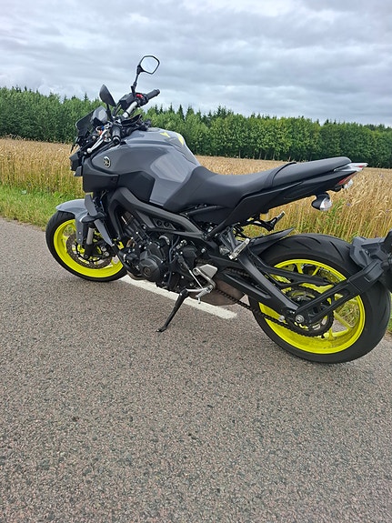 Yamaha MT-09 4 of 6