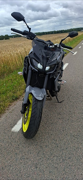 Yamaha MT-09 2 of 6
