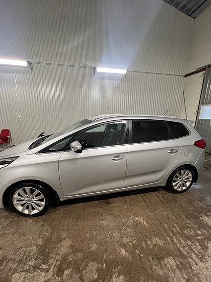 Kia Carens 2 of 5