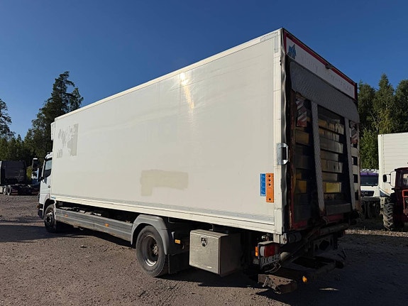 Mercedes-Benz 1524L 4X2 3 of 12