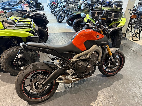 Yamaha MT-09 3 of 7