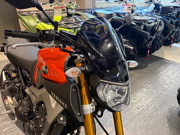 Yamaha MT-09 2 of 7