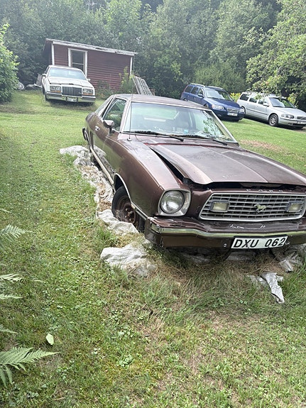 Ford Mustang 2 of 5