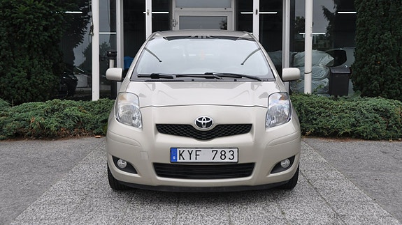 Toyota Yaris 2 of 11