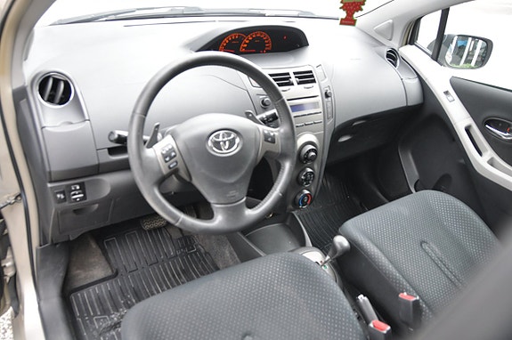 Toyota Yaris 7 of 11