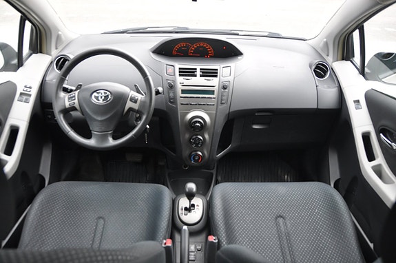 Toyota Yaris 8 of 11