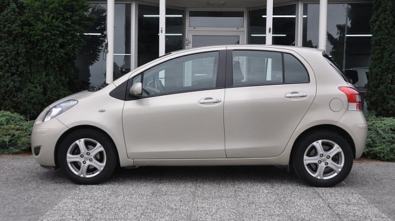 Toyota Yaris 3 of 11