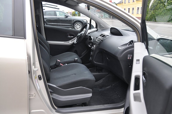 Toyota Yaris 10 of 11