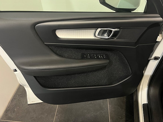 Volvo XC40 8 of 27