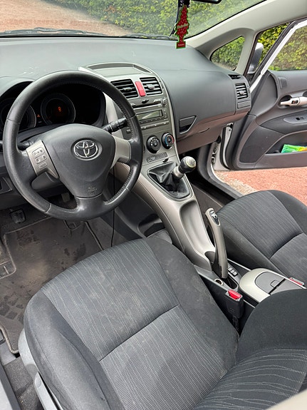 Toyota Auris 2 of 6