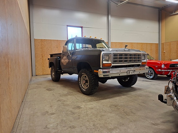 Dodge RAM 150 2 of 5